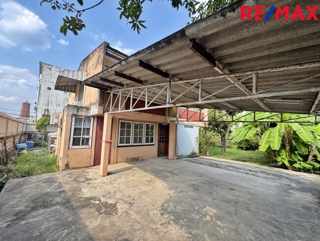 ขายที่ดินพร้อมบ้านเดี่ยว โชคชัย 4 ซอย 25 ขนาด 97 ตร.ว. หน้ากว้าง 20 เมตร ทรงสวยที่สุดในย่าน! ใกล้รถไฟฟ้าสายสีเหลือง 1.5 กม. — เหมาะสร้างบ้านหรูหรือรีโนเวท