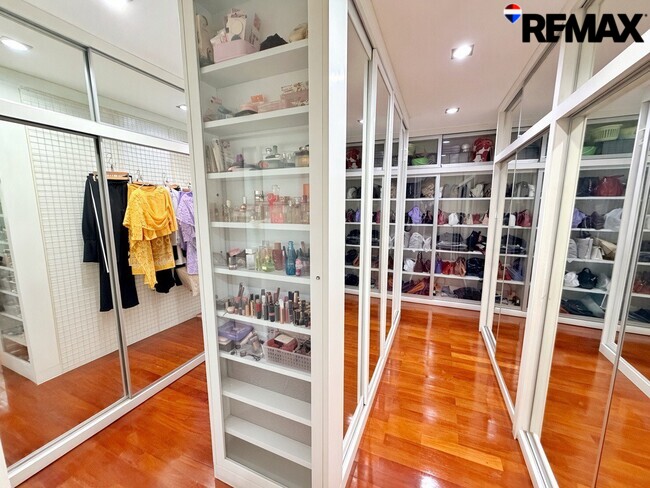 ขายบ้าน ดิ เอสทาน่า พระราม 5 (The Estana Rama 5) นครอินทร์ บ้านสร้างเอง 2 ชั้น บนที่ดิน 121 ตร.ว. | 424 ตร.ม. | 5 ห้องนอน 5 ห้องน้ำ | จอดรถ 8 คัน ใกล้วงเวียนพระราม 5