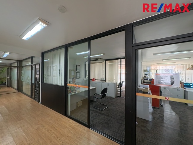 เหมาะสำนักงานใหญ่ | สถาบันการศึกษา | Boutique Hotel 6 คูหา 4 ชั้น 1,800 ตร.ม. | ที่จอด 28 คัน | เข้า-ออก 2 ด้าน ศรีนครินทร์ แปลงมุม — 50 ม.จาก BTS ศรีแบริ่ง ราคาประเมิน 98.8 ล้าน → เสนอขายจริง 75 ล้านบาท