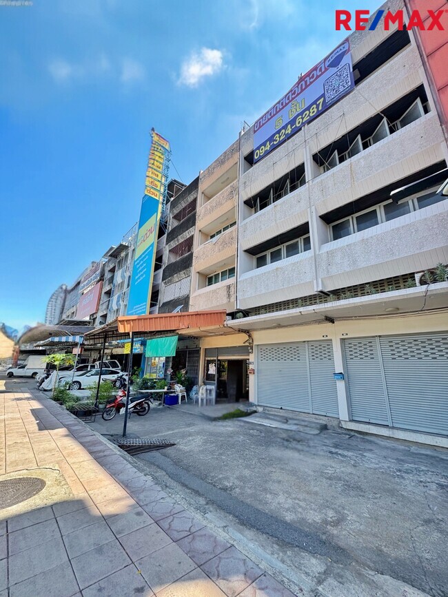 ขายอาคารสำนักงาน 5 ชั้น 2 คูหา ติดถนน วิภาวดีรังสิต เหมาะลงทุนทำคลินิก / HQ บริษัท ใกล้วิทยาลัยป้องกันราชอาณาจักร (วปอ.) และ มหาวิทยาลัยหอการค้าไทย