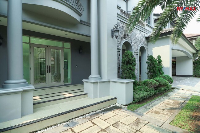 ขาย บ้านเดี่ยว The Grand ปิ่นเกล้า ริมถนนบรมราชชนนี 163 ตร.ว 560 ตร.ม หลังมุม บ้านใหม่ไม่เคยเข้าอยู่