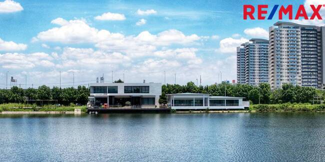 ขายด่วน Tha Laken เมืองทองธานี บ้านหรูริมทะเลสาบ ใกล้ทางด่วนเพียง 5 นาที โดดเด่นด้วยดีไซน์เฉพาะตัว และพื้นที่ใช้สอยคุ้มค่า