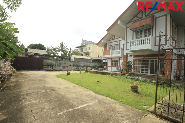 บ้านเดี่ยวแก้วเงินทองราชพฤกษ์ บางพรม 2ชั้น 154วา บ้านสร้างเอง ใกล้ถนนใหญ่ โรงเรียนนานาชาติเคนซิงตัน ใกล้โรงพยาบาลศิริราช แยกไฟฉาย บ้านนอกโครงการ เป็นส่วนตัวบรรยากาศบ้านสวน