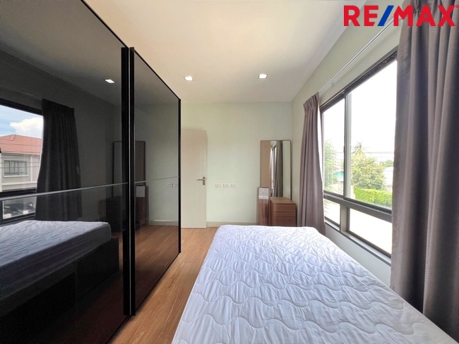 ขาย Life Bangkok Boulevard วงแหวน-พระราม9 (ไลฟ์ บางกอก บูเลอวาร์ด วงแหวน-พระราม9) บ้านเดี่ยวสภาพดี สไตล์โมเดิร์น 3 นอน 3 น้ำ ถนนเมน ใกล้สนามบินสุวรรณภูมิ