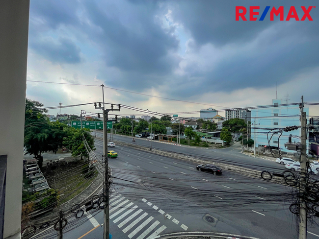 อาคารพาณิชย์ 3.5 ชั้น ติดถนนรัชดา-รามอินทรา (ปากซอยนวมินทร์ 74) มีชั้นใต้ดิน มีที่จอดรถ ทำเลดีเดินทางสะดวก เกษตรฯ - รามอินทรา - บางกะปิ - หลักสี่