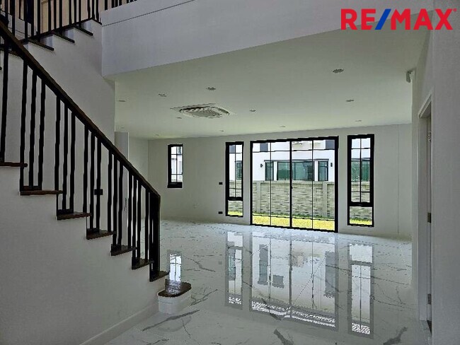 ขาย บ้านเศรษฐสิริ ราชพฤกษ์-สาย1 (Setthasiri Ratchaphruek Sai1) เครือแสนสิริ 116 ตร.วา 340 ตร.ม. บ้านใหม่ หลังใหญ่ อยู่ถนนเมน เดินถึงส่วนกลาง ไม่เคยเข้าอยู่ บ้านนวัตกรรมบ้านสีเขียว