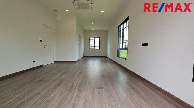 ขาย บ้านเศรษฐสิริ ราชพฤกษ์-สาย1 (Setthasiri Ratchaphruek Sai1) เครือแสนสิริ 116 ตร.วา 340 ตร.ม. บ้านใหม่ หลังใหญ่ อยู่ถนนเมน เดินถึงส่วนกลาง ไม่เคยเข้าอยู่ บ้านนวัตกรรมบ้านสีเขียว