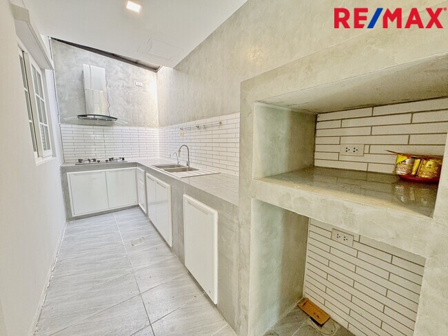 บ้านเดี่ยว ใกล้ เซ็นทรัลเวสต์เกต ชวนชื่น พาร์ค ปิ่นเกล้า - กาญจนา หลังริม 50 ตร.ว. สวยสุดในโครงการ! ฟีลบ้านเดี่ยว 4 นอน ต่อเติมครบ พร้อมอยู่