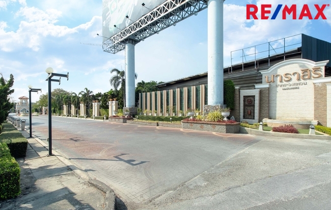 ขาย บ้านนาราสิริ สาทร-วงแหวน 100 ตร.ว. ได้พื้นที่มากถึง 363 ตร.ม. มีโถงรับแขก ห้องนอนชั้นล่าง สวยไม่เหมือนใคร วัสดุไม้แท้ทั้งหลัง เครือ แสนสิริ (Sansiri) บนถนนกาญจนาภิเษก ใกล้ทางด่วนพระราม2 ราคาขาย 15 ล้านบาท