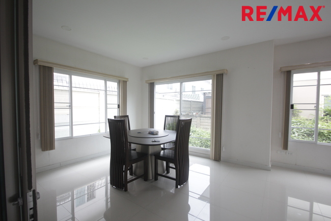 บ้านเดี่ยวภัสสรเพรสทีจปิ่นเกล้าเพชรเกษม บ้านใหม่ไม่เคยอยู่ ขายขาดทุน พร้อมเฟอร์นิเจอร์บิ้วท์อิน แอร์ ตู้เย็น บ้านสภาพดีพร้อมอยู่ 61.9ตารางวา ซ.5ต้นโครงการ ราคาเจรจาได้
