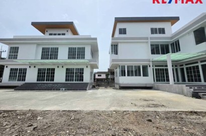 บ้าน/ออฟฟิศสร้างใหม่ 3 ชั้น (2 อาคาร) พื้นที่ใช้สอย 930 ตร.ม. พร้อมจอดรถได้กว่า 10 คัน บนทำเลใกล้ BTS แยกคปอ. และดอนเมืองเพียง 5 นาที