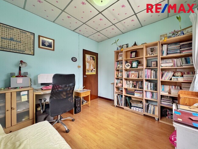 บ้านเดี่ยว รัตนาธิเบศร์ ใกล้รถไฟฟ้า 2 สาย รีโนเวทใหม่ทั้งหลัง มณียา ท่าอิฐ พร้อมอยู่ทันที ทำเลดี เหมาะสำหรับอยู่อาศัยหรือทำ Home Office ราคาสุดคุ้ม