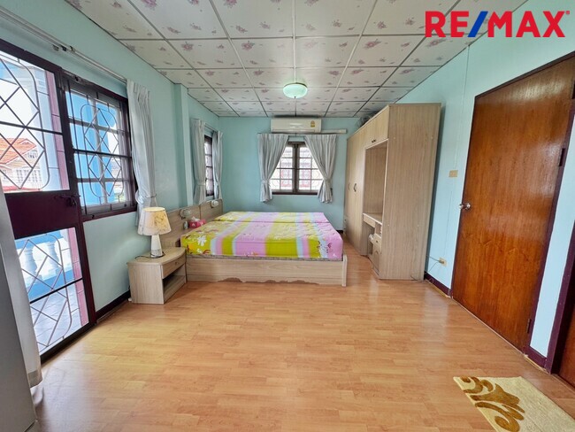 บ้านเดี่ยว รัตนาธิเบศร์ ใกล้รถไฟฟ้า 2 สาย รีโนเวทใหม่ทั้งหลัง มณียา ท่าอิฐ พร้อมอยู่ทันที ทำเลดี เหมาะสำหรับอยู่อาศัยหรือทำ Home Office ราคาสุดคุ้ม