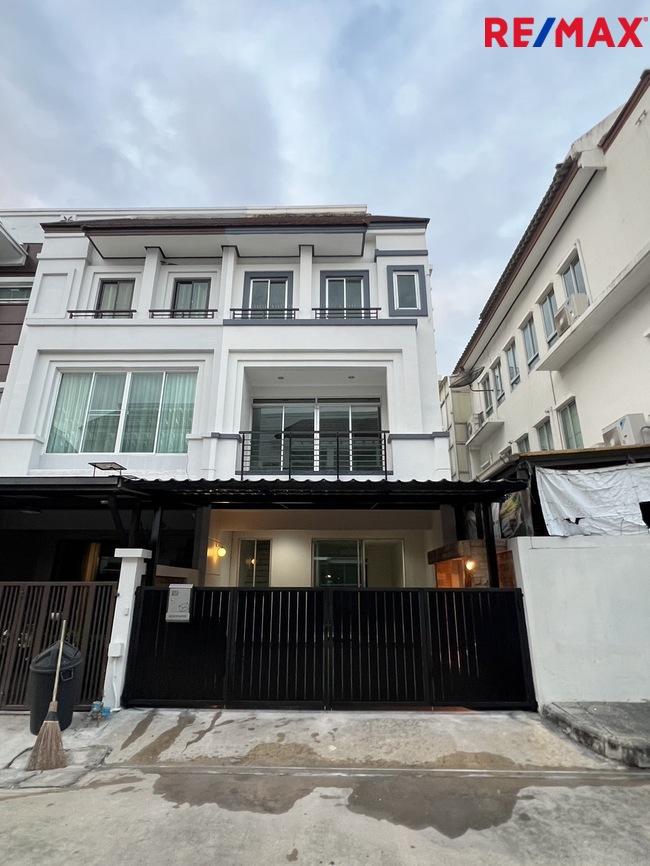 ขายทาวน์เฮ้าส์หลังมุม 3ห้องนอน ใกล้จุดขึ้นลงทางด่วน ถ.รัชดาภิเษก บ้านกลางกรุง เดอะ รอยัล เวียนนา รัชวิภา - รัชดาภิเษก