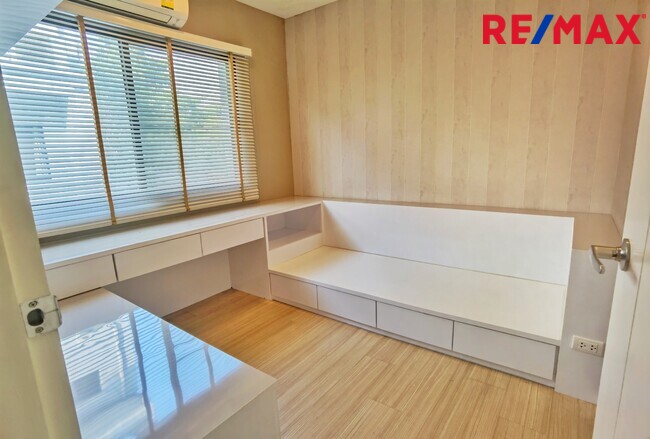 ขายบ้านกลางเมือง รัตนาธิเบศร์ หลังริม เนื้อที่ 33 ตร.ว. ต่อเติม Built-in ทั้งหลังสวย บ้านใหม่ ไม่เคยอยู่ ใกล้รถไฟฟ้า สถานีแยกนนทบุรี1 500 เมตร ใกล้เซ็นทรัลรัตนาธิเบศร์