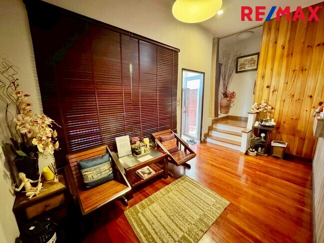 ขายบ้าน 3 ชั้น หลังมุม ภัทรโมทาวน์ แจ้งวัฒนะ 19 อยู่หน้าคลับเฮ้าส์ 35 ตร.ว. ต่อเติมครบ พร้อมอยู่ ใกล้สถานีรถไฟฟ้าสายสีชมพู “แจ้งวัฒนะ ปากเกร็ด 28”