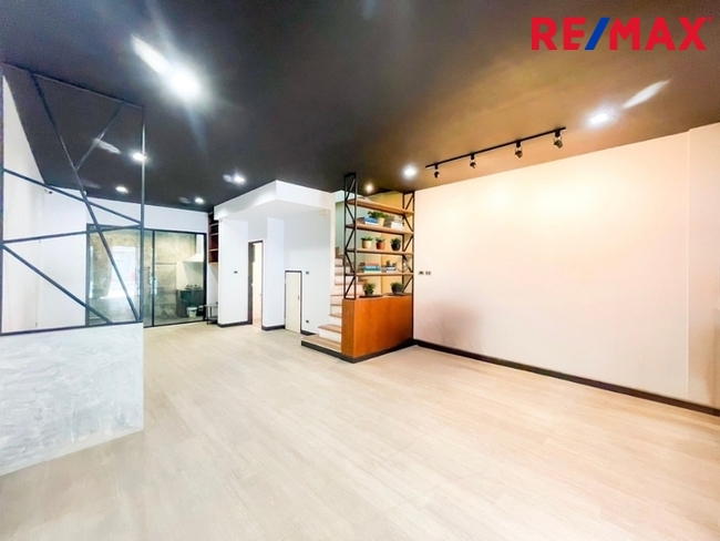 ECO SPACE เกษตร-นวมินทร์ 2 พื้นที่ 20.9 ตร.ว. พื้นที่ใช้สอย 175 ตร.ม. เหมาะสำหรับทำโฮมออฟฟิศ สำนักงาน หรืออยู่อาศัย ต่อเติมห้องครัวแล้ว
