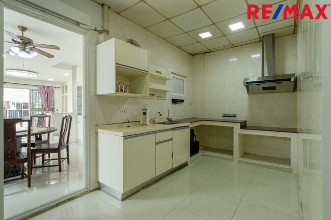 ขายทาวน์โฮม3ชั้น ห้องริมมีพื้นที่ ม.เออร์เบิน สาทร ติดถนนราชพฤกษ์ ใกล้รถไฟฟ้า BTS และ MRT บางหว้า