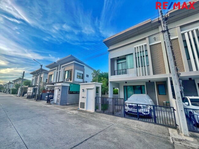 ขายบ้านหลังมุมสวย พร้อมอยู่ “เดอะ ทรัสต์ 95 ราชพฤกษ์ - รัตนาธิเบศร์” ตกแต่งบิ้วท์อินสวย | ราคาต่ำกว่าราคาประเมิน!