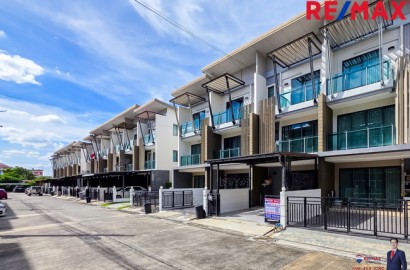 [ New Listing! 2025 ] Town Avenue Cocos ทาวน์โฮมจาก Sansiri หลังมุม 22.5 ตร.วา (ต่อเติมครัวสวย L- Shape Modern ครบ #ลงเสาเข็มให้แล้ว ) พระรามสอง ซอย 50, แยก 7, ใกล้ Central พระรามสอง เพียง 700 เมตร [ราคาพิเศษ!]
