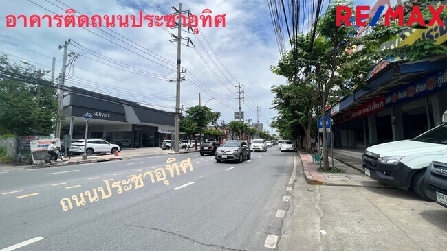 ขายอาคารพาณิชย์ ริมถนนประชาอุทิศ 125 ตร.ว. พร้อมที่จอดรถ สำนักงานครบ