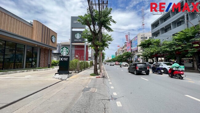 ขายอาคารพาณิชย์ ริมถนนประชาอุทิศ 125 ตร.ว. พร้อมที่จอดรถ สำนักงานครบ