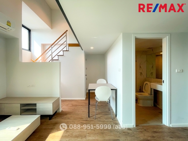 คอนโดลิฟวิ่งเนสท์ Living Nest ลาดพร้าว 44 ห้องมุม 2 ชั้น ใช้สอยรวม 45 ตร.ม. ฝ้าเพดานสูง 4.55 ม. .ใกล้รถไฟฟ้าสถานีภาวนาเพียง 190 เมตร