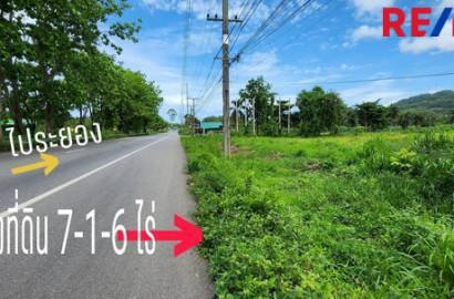 ขายที่ดินราคาดี บ้านเพแปลงใหญ่ 7 ไร่ หน้ากว้างฝั่งสุขุมวิท100เมตร แปลงมุมติดถนนสองฝั่ง ที่ดิน7ไร่แปลงมุม บ้านเพติดถนนสุขุมวิท และซอยต้นลำดวน2