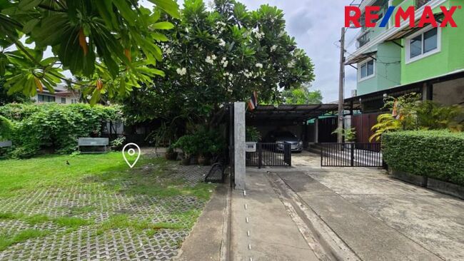 ปรับราคาพิเศษ (ลด 2.2 ล้าน) ขายที่ดิน ลาดพร้าว ซ.81, 99 ตร.วา แปลงมุมใน ที่ดินถมแล้ว นานกว่า ( 10 ปี+ ) ดินSetตัวดีแล้ว เหมาะกับการสร้างบ้าน ใกล้ MRT ลาดพร้าว 81 เพียง 950 ม. แปลงนี้น้ำไม่ท่วม
