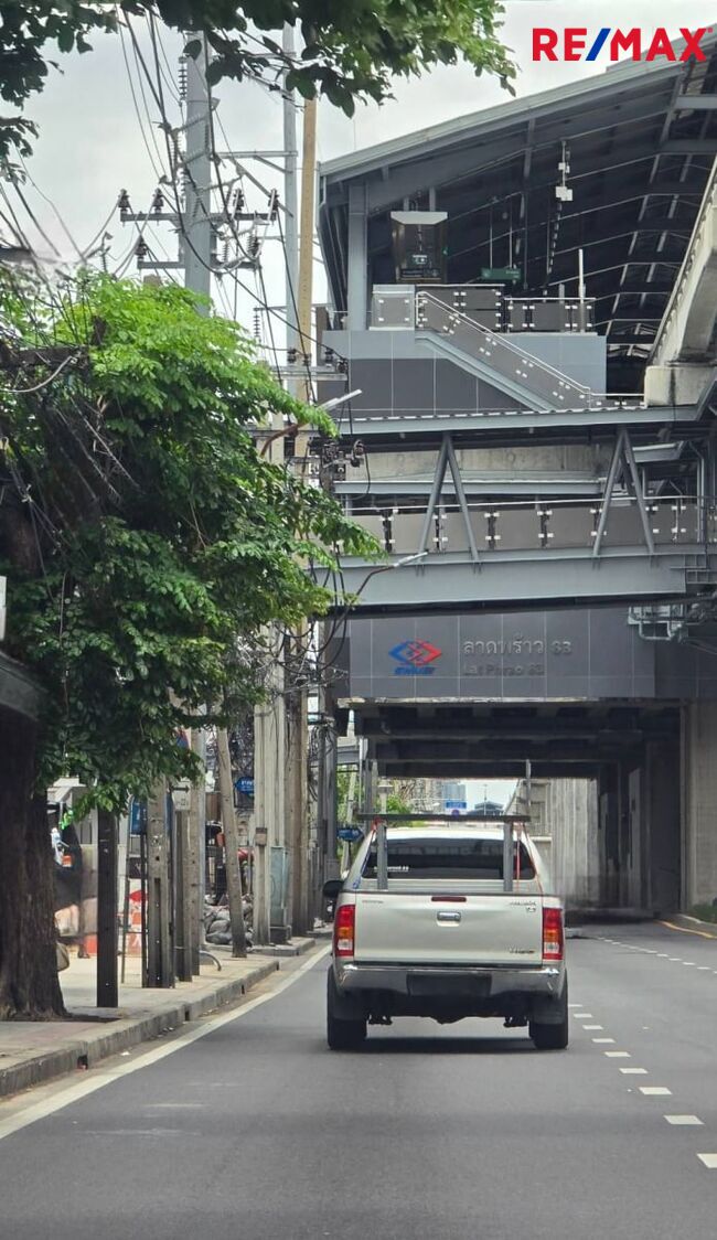 ปรับราคาพิเศษ (ลด 2.2 ล้าน) ขายที่ดิน ลาดพร้าว ซ.81, 99 ตร.วา แปลงมุมใน ที่ดินถมแล้ว นานกว่า ( 10 ปี+ ) ดินSetตัวดีแล้ว เหมาะกับการสร้างบ้าน ใกล้ MRT ลาดพร้าว 81 เพียง 950 ม. แปลงนี้น้ำไม่ท่วม