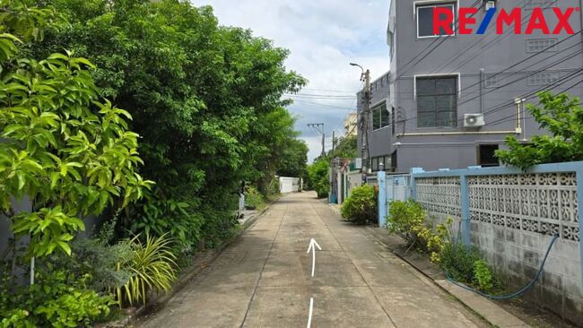 ปรับราคาพิเศษ (ลด 2.2 ล้าน) ขายที่ดิน ลาดพร้าว ซ.81, 99 ตร.วา แปลงมุมใน ที่ดินถมแล้ว นานกว่า ( 10 ปี+ ) ดินSetตัวดีแล้ว เหมาะกับการสร้างบ้าน ใกล้ MRT ลาดพร้าว 81 เพียง 950 ม. แปลงนี้น้ำไม่ท่วม