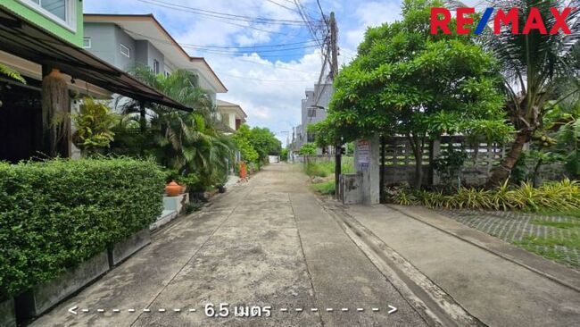 ปรับราคาพิเศษ (ลด 2.2 ล้าน) ขายที่ดิน ลาดพร้าว ซ.81, 99 ตร.วา แปลงมุมใน ที่ดินถมแล้ว นานกว่า ( 10 ปี+ ) ดินSetตัวดีแล้ว เหมาะกับการสร้างบ้าน ใกล้ MRT ลาดพร้าว 81 เพียง 950 ม. แปลงนี้น้ำไม่ท่วม