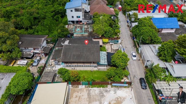 ให้เช่าที่ดินพร้อมสิ่งปลูกสร้าง สุขุมวิท𝟳𝟰 แยก𝟯 เนื้อที่ 𝟮𝟭𝟰 ตารางวาใกล้รถฟ้าแบริ่ง รูปแปลงสวย ทำเลดีมาก
