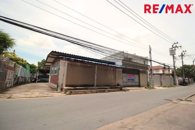 ขายที่ดิน จรัญสนิทวงศ์ 25  ห่างจากถนนหลัก 700 เมตร ถมแล้ว ฟรีตึก 239 ตรว.