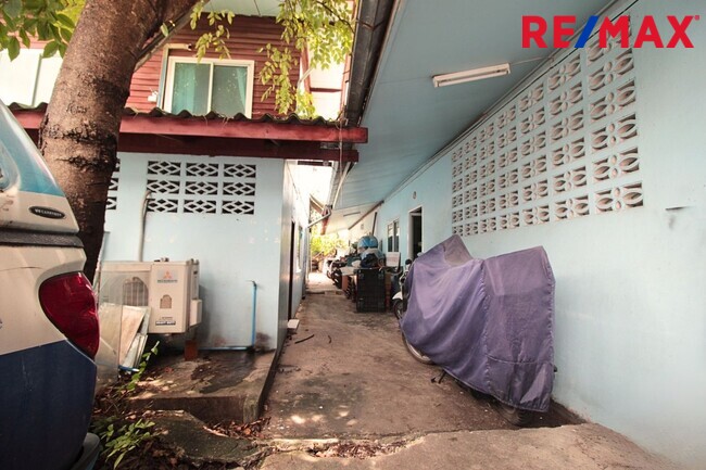 ขายที่ดิน จรัญสนิทวงศ์ 25  ห่างจากถนนหลัก 700 เมตร ถมแล้ว ฟรีตึก 239 ตรว.