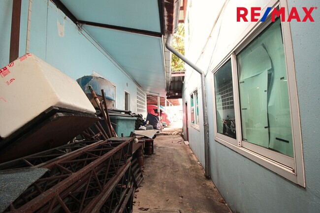 ขายที่ดิน จรัญสนิทวงศ์ 25  ห่างจากถนนหลัก 700 เมตร ถมแล้ว ฟรีตึก 239 ตรว.