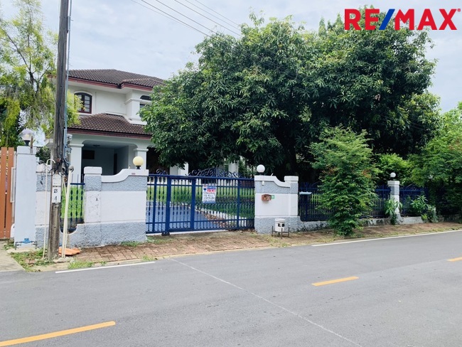 บ้านสวย ทำเลดีติดบรมราชชนนี เข้าออกหลายทาง ราคาถูก บ้านมีบริเวณร่มรื่น ภายในโครงการมีเครื่องอำนวยความสะดวก สระว่ายน้ำ
