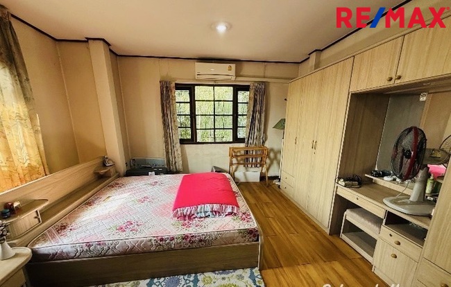 บ้านสวย ทำเลดีติดบรมราชชนนี เข้าออกหลายทาง ราคาถูก บ้านมีบริเวณร่มรื่น ภายในโครงการมีเครื่องอำนวยความสะดวก สระว่ายน้ำ